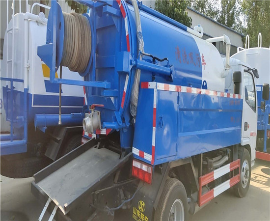 小型吸污车