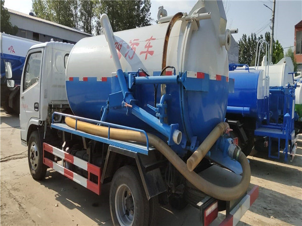 大型吸污车